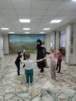 В рамках детского кружка общего развития творчества «Искорки» прошла игровая программа «Обнимашки».