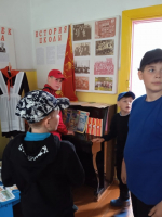 Младшая  группа по н/теннису отправились в велопоход в соседнее село и посетили   МБОУ СОШ с. Топлое,